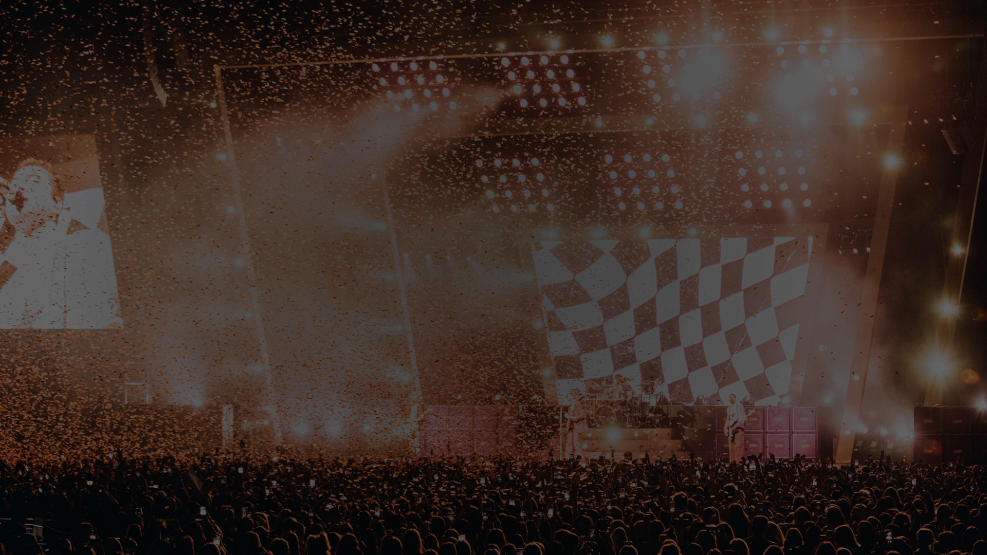 Panorama terenu wydarzenia z infrastrukturą sceny i strefami dla uczestników