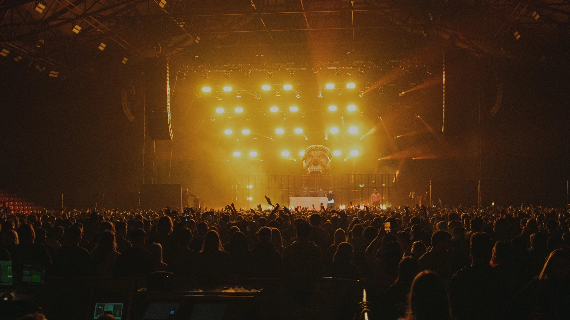 Światła sceniczne na koncercie