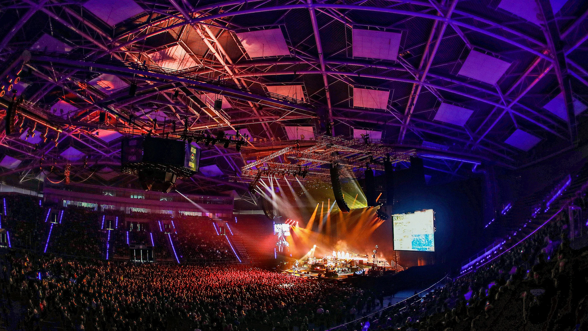 Festiwalowa scena z oświetleniem